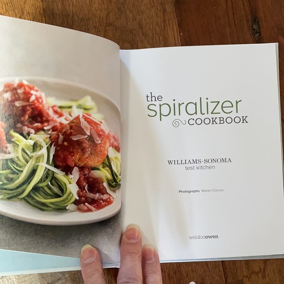 Spiral Vegetable Slicer and Spiral Cookbook Never used - Picture 9 of 13